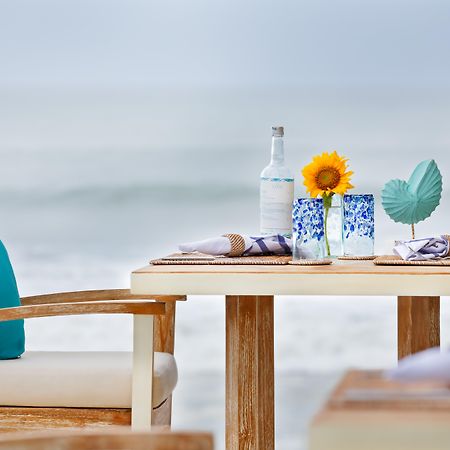 The Seminyak Beach Resort & Spa Екстериор снимка Beachfront dining at the resort