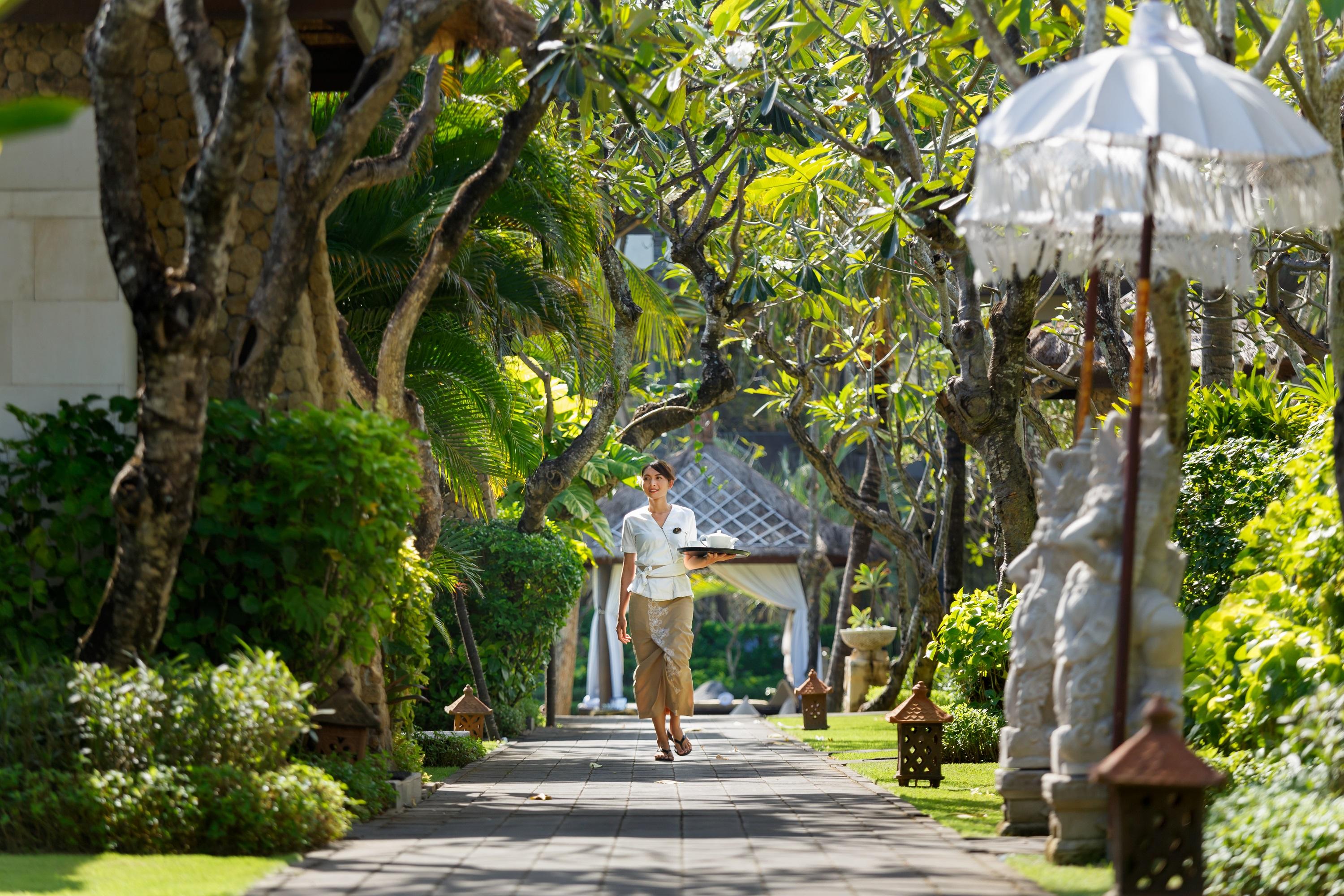 The Seminyak Beach Resort & Spa Екстериор снимка The path to the lobby