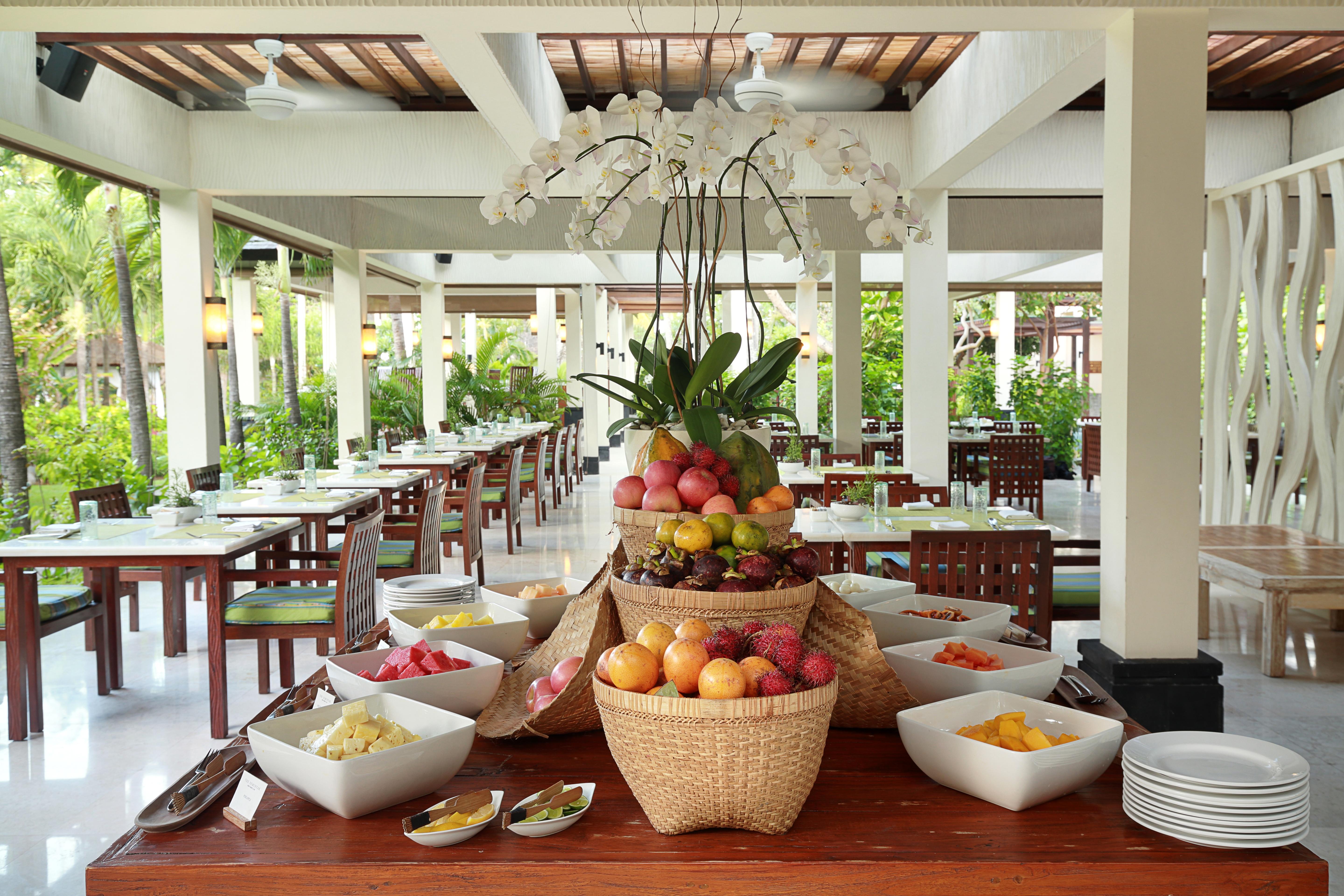 The Seminyak Beach Resort & Spa Екстериор снимка A buffet at a resort