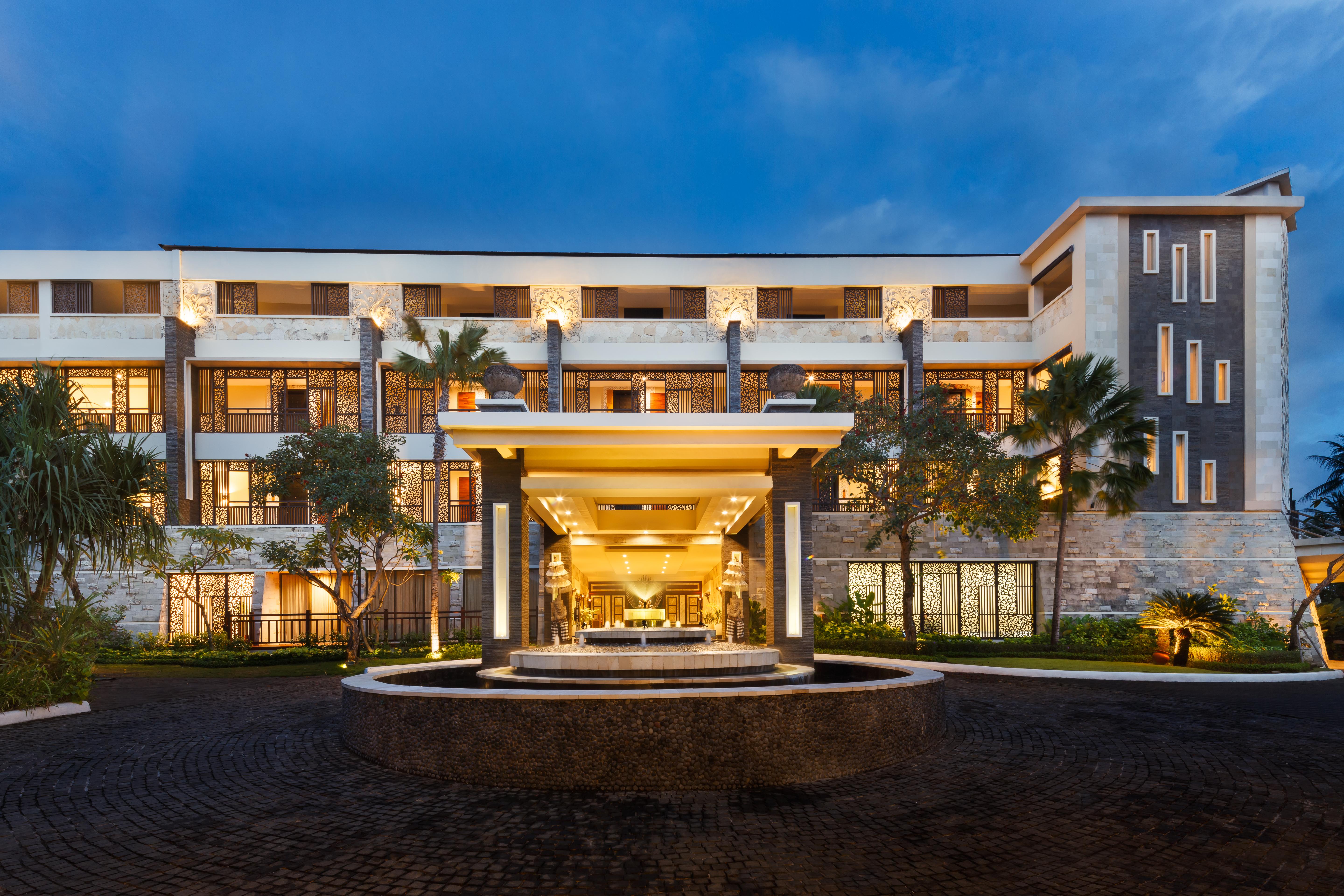 The Seminyak Beach Resort & Spa Екстериор снимка The hotel's main entrance